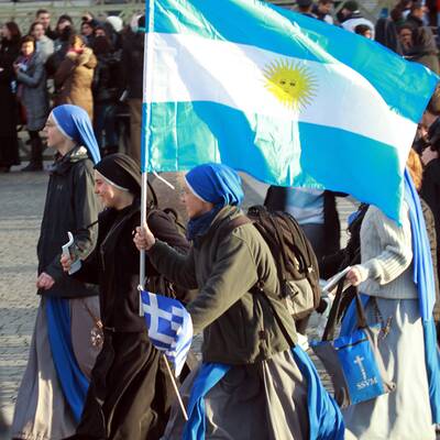 Menschenmenge jubelt Papst Franziskus am Petersplatz zu
