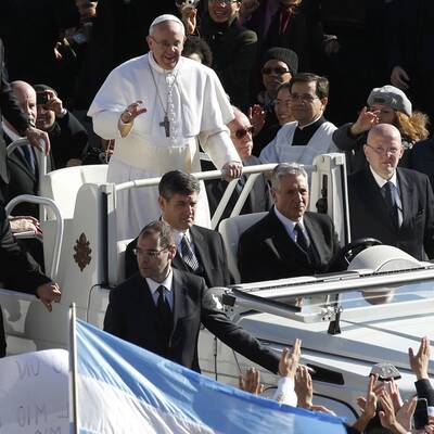 Menschenmenge jubelt Papst Franziskus am Petersplatz zu