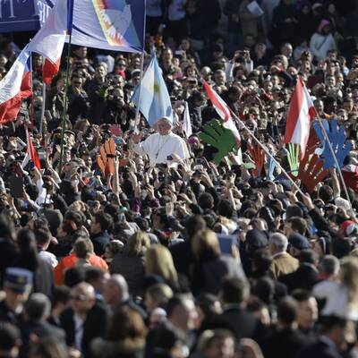 Menschenmenge jubelt Papst Franziskus am Petersplatz zu