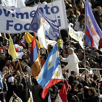 Menschenmenge jubelt Papst Franziskus am Petersplatz zu