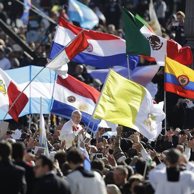 Menschenmenge jubelt Papst Franziskus am Petersplatz zu