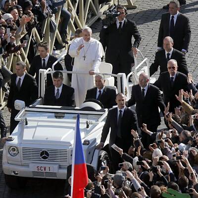 Menschenmenge jubelt Papst Franziskus am Petersplatz zu