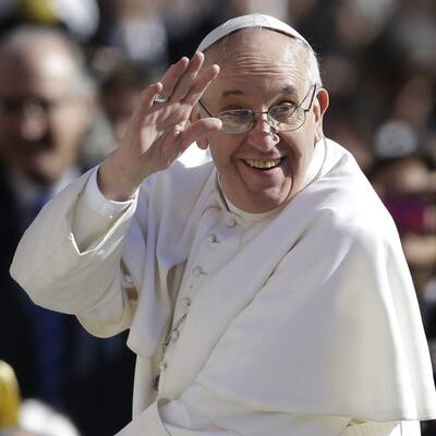 Menschenmenge jubelt Papst Franziskus am Petersplatz zu
