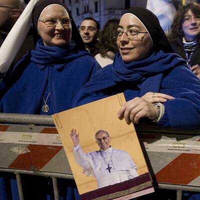 Menschenmenge jubelt Papst Franziskus am Petersplatz zu