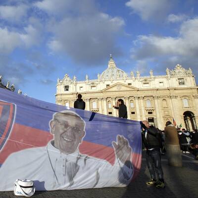 Menschenmenge jubelt Papst Franziskus am Petersplatz zu