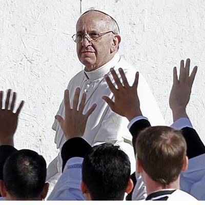 Menschenmenge jubelt Papst Franziskus am Petersplatz zu