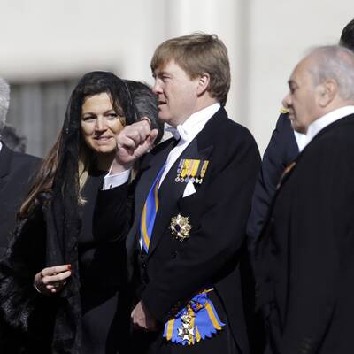 Menschenmenge jubelt Papst Franziskus am Petersplatz zu