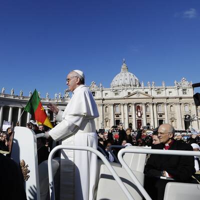 Menschenmenge jubelt Papst Franziskus am Petersplatz zu