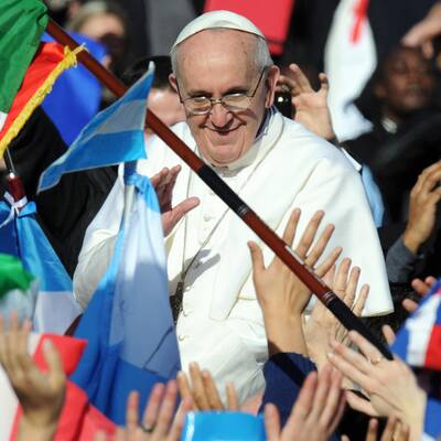 Menschenmenge jubelt Papst Franziskus am Petersplatz zu