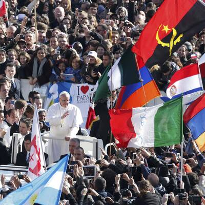 Menschenmenge jubelt Papst Franziskus am Petersplatz zu