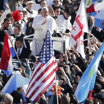 Menschenmenge jubelt Papst Franziskus am Petersplatz zu