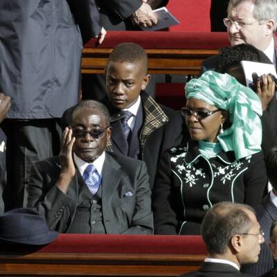 Menschenmenge jubelt Papst Franziskus am Petersplatz zu