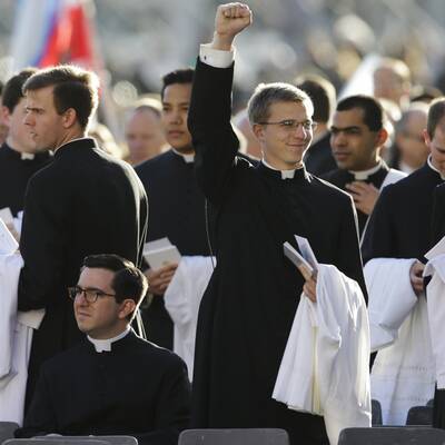Menschenmenge jubelt Papst Franziskus am Petersplatz zu