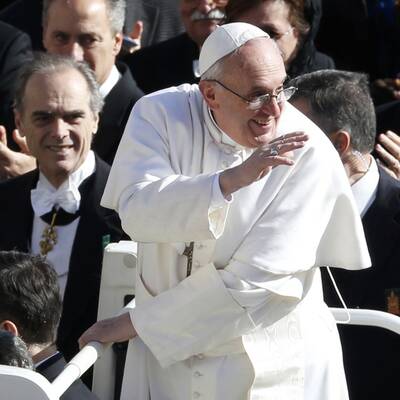 Menschenmenge jubelt Papst Franziskus am Petersplatz zu