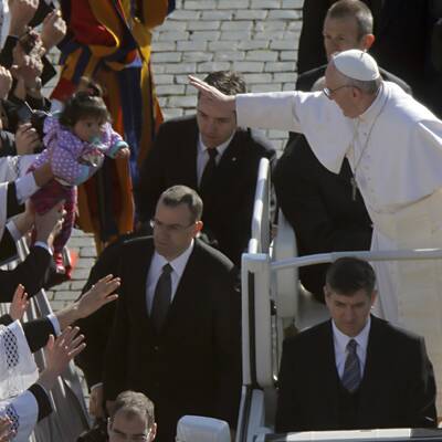 Menschenmenge jubelt Papst Franziskus am Petersplatz zu