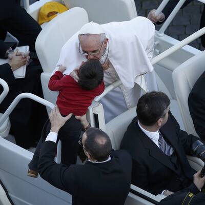 Menschenmenge jubelt Papst Franziskus am Petersplatz zu