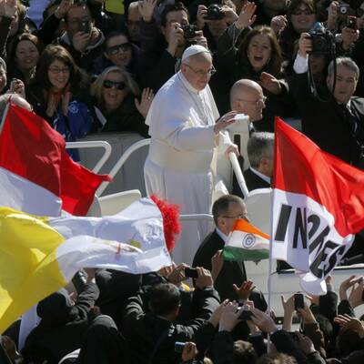 Menschenmenge jubelt Papst Franziskus am Petersplatz zu