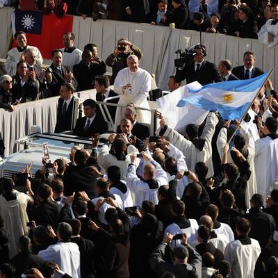 Menschenmenge jubelt Papst Franziskus am Petersplatz zu