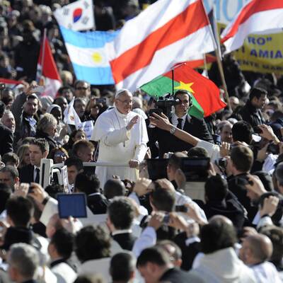 Menschenmenge jubelt Papst Franziskus am Petersplatz zu