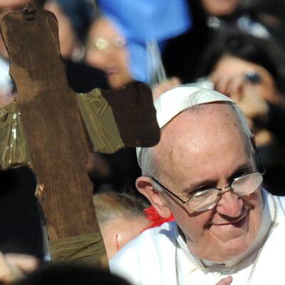 Menschenmenge jubelt Papst Franziskus am Petersplatz zu
