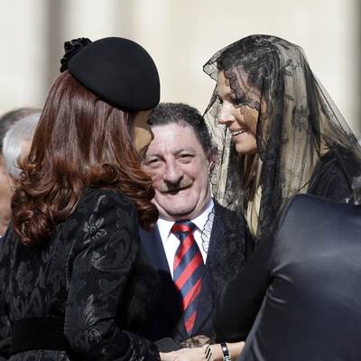 Menschenmenge jubelt Papst Franziskus am Petersplatz zu