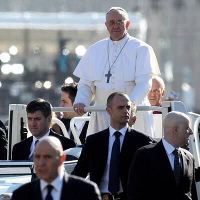 Menschenmenge jubelt Papst Franziskus am Petersplatz zu