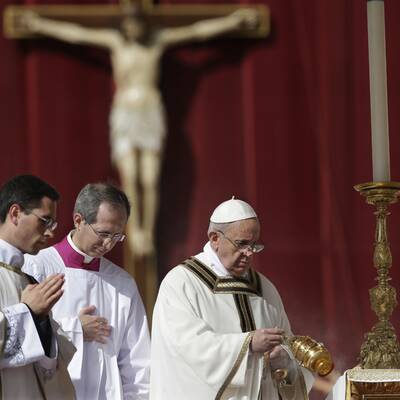 Menschenmenge jubelt Papst Franziskus am Petersplatz zu