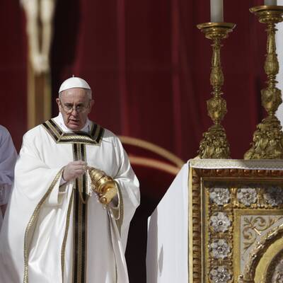 Menschenmenge jubelt Papst Franziskus am Petersplatz zu