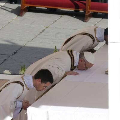 Menschenmenge jubelt Papst Franziskus am Petersplatz zu