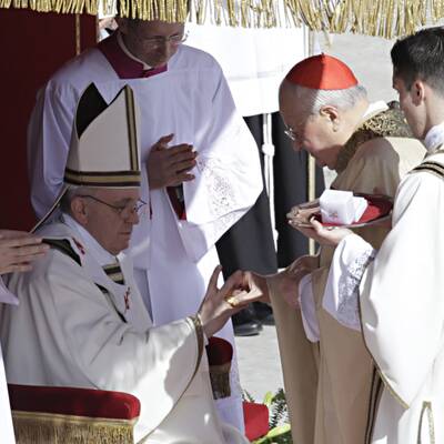 Menschenmenge jubelt Papst Franziskus am Petersplatz zu