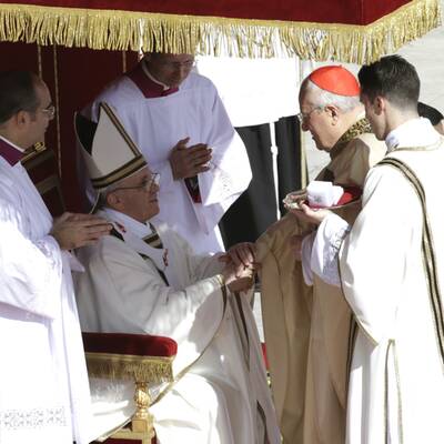 Menschenmenge jubelt Papst Franziskus am Petersplatz zu