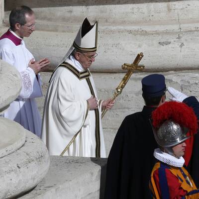 Menschenmenge jubelt Papst Franziskus am Petersplatz zu