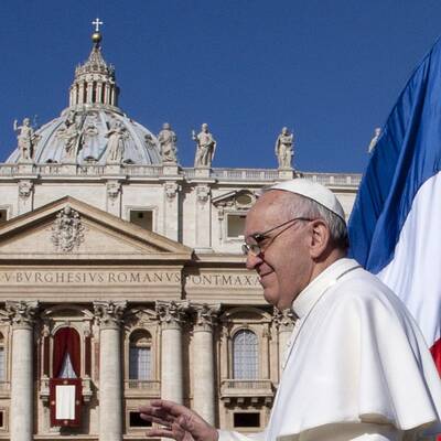 Menschenmenge jubelt Papst Franziskus am Petersplatz zu