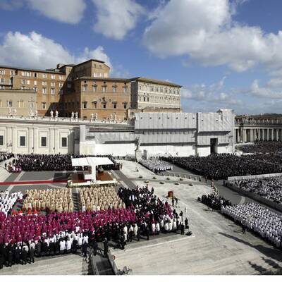 Menschenmenge jubelt Papst Franziskus am Petersplatz zu