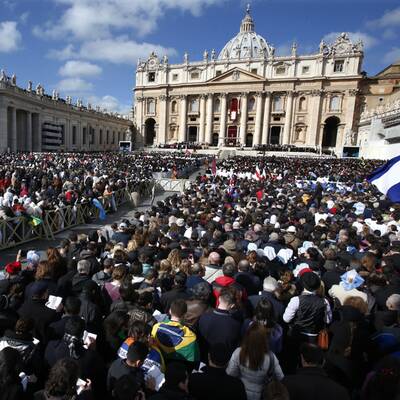 Menschenmenge jubelt Papst Franziskus am Petersplatz zu