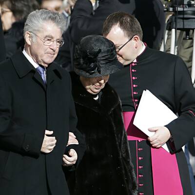 Menschenmenge jubelt Papst Franziskus am Petersplatz zu