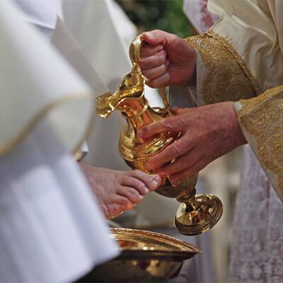 Papst Benedikt XVI: Rituelle Fußwaschung in Rom 