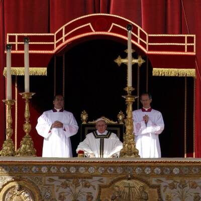 Menschenmenge jubelt Papst Franziskus am Petersplatz zu