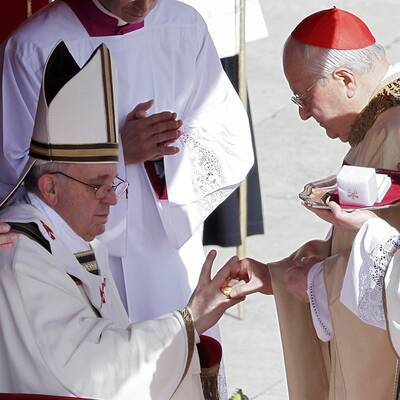 Menschenmenge jubelt Papst Franziskus am Petersplatz zu