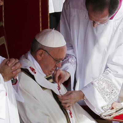 Menschenmenge jubelt Papst Franziskus am Petersplatz zu