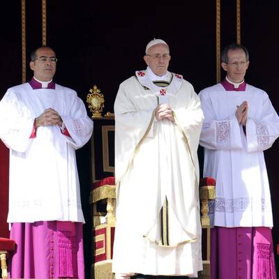 Menschenmenge jubelt Papst Franziskus am Petersplatz zu