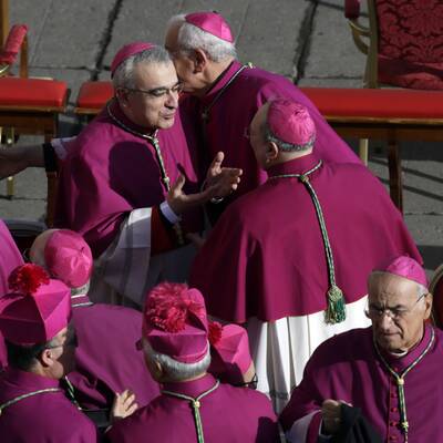 Menschenmenge jubelt Papst Franziskus am Petersplatz zu