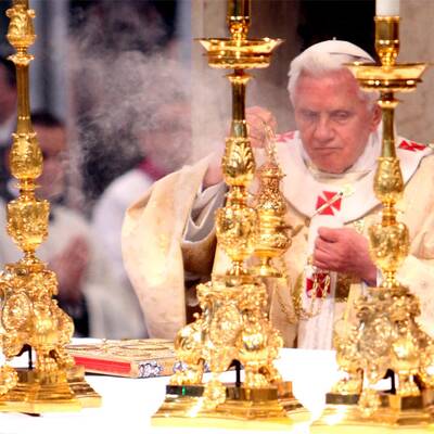 Papst Benedikt XVI: Rituelle Fußwaschung in Rom 