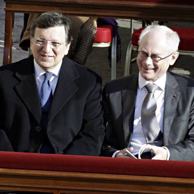 Menschenmenge jubelt Papst Franziskus am Petersplatz zu