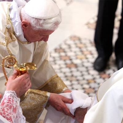 Papst Benedikt XVI: Rituelle Fußwaschung in Rom 