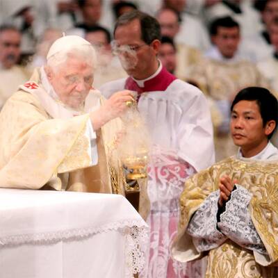 Papst Benedikt XVI: Rituelle Fußwaschung in Rom 