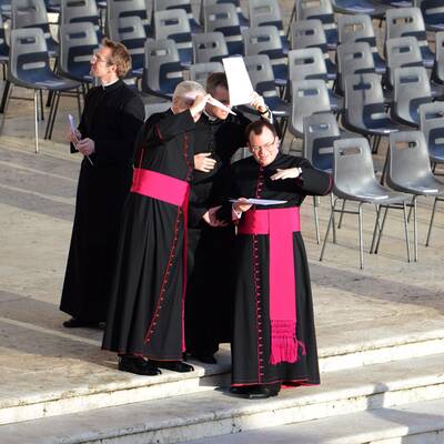 Menschenmenge jubelt Papst Franziskus am Petersplatz zu