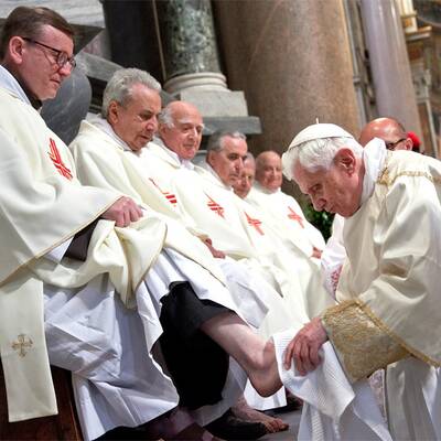 Papst Benedikt XVI: Rituelle Fußwaschung in Rom 