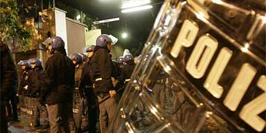 Vier Hooligans des Terrorismus beschuldigt