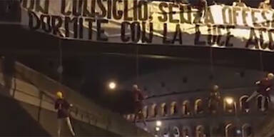 Hooligans "erh&auml;ngen" Puppen von Roma-Stars